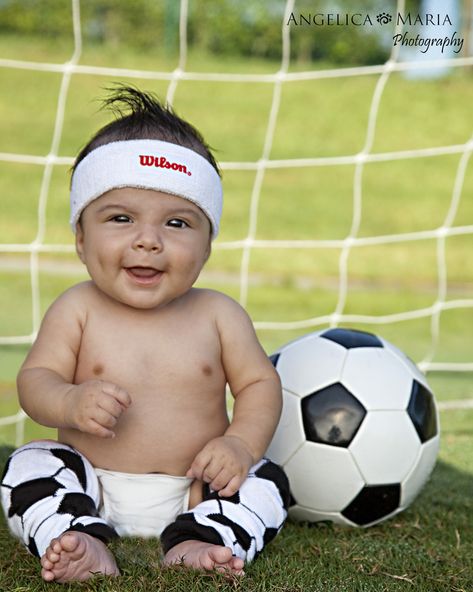 Bebê e futebol Baby Football Pictures, Baby Boy Soccer, Baby Boy Football, Soccer Baby, Baby Photoshoot Boy, Baby Boy Pictures, Trendy Baby Nursery, Sports Baby, Football Love