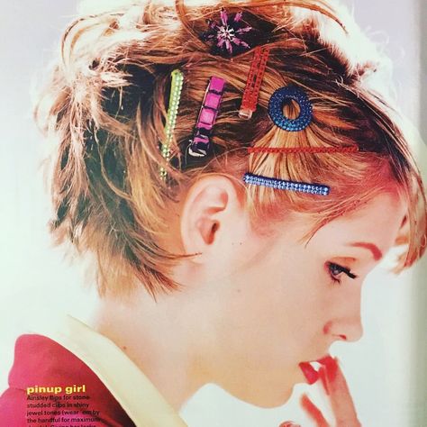 Short Quirky Hair, Short Fun Hairstyles, Barettes Hairstyles Short Hair, Fun Hair Clips, Hair Clips Short Hair, Pinned Up Hair, Quirky Hair, Y2k Magazine, 90s Hairstyles