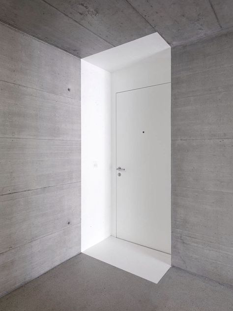 Michael Bonvin | arch daily Vstupná Hala, Empty Room, Style Deco, Design Del Prodotto, Interior Door, Modernism, Space Design, 인테리어 디자인, Interior Details