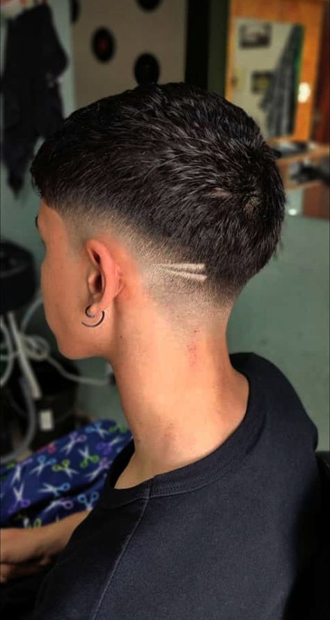 Low Fade Redondo, Mid Fade En V, White Guy Haircuts, High Top Fade Haircut, Haircuts For Receding Hairline, Taper Fade Short Hair, Men Fade Haircut Short, Popular Mens Haircuts, Classic Mens Hairstyles