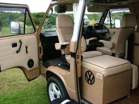 This interior looks brand new thanks to a nice upholstery job. The Samba user, kevtherev, posted the interior pics of his van. The headrests have been mad T25 Interior, Vw T3 Tuning, T3 Interior, Volkswagen Westfalia Campers, Vw Transporter Camper, Vw T3 Camper, Vw T3 Doka, Vw Bus T3, Vw Bus Interior