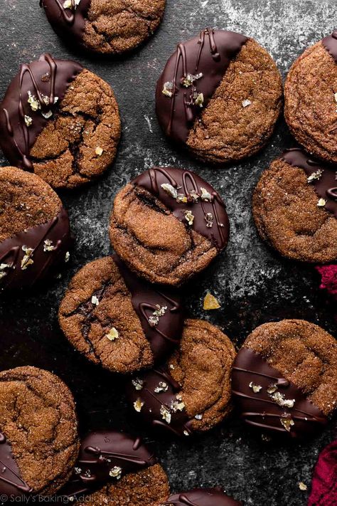 With their sparkly, crinkly tops and super soft chew, these chocolate ginger sparkle Christmas cookies are as delicious to eat as they are beautiful to behold. Chewy cocoa molasses cookies are dipped in dark chocolate and finished with a sprinkle of crystallized ginger. Recipe on sallysbakingaddiction.com Sally’s Gingerbread Cookies, Chocolate Glaze For Cookies, Gingerbread Chocolate Chip Cookies, Dark Chocolate Cherry Cookies, Dark Chocolate Peppermint Cookies, Half Baked Harvest Cookies, Classy Christmas Cookies, Christmas Bakes Ideas, Winter Baked Goods