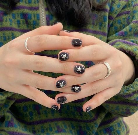 Star Nail Art Short Nails, Short Black Silver Nails, Short Dark Gel Nails, Short Black Nails With Stars, Emo Nail Ideas Short, Simple Nail Ideas Black, Black And Silver Nail Designs Short, Gel X Nail Designs Short, Grunge Short Nails