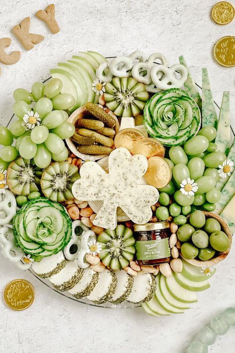 It's St Patrick's Day and you're looking for the perfect way to entertain the family and friends you've gathered around you. Look no further than these 7 St Patrick's Day themed Charcuterie Boards that are sure to be a hit with everyone! From sweet to savory, there's something for everyone to enjoy. Create a scrumptious display on your party table and let the fun begin. St Patrick Party Food, Saint Patricks Party Ideas, St Pattys Party, St Patrick's Day Appetizers, St Patricks Food, St Patrick Day Snacks, Fete Saint Patrick, St Patrick Day Treats, St Patricks Day Food