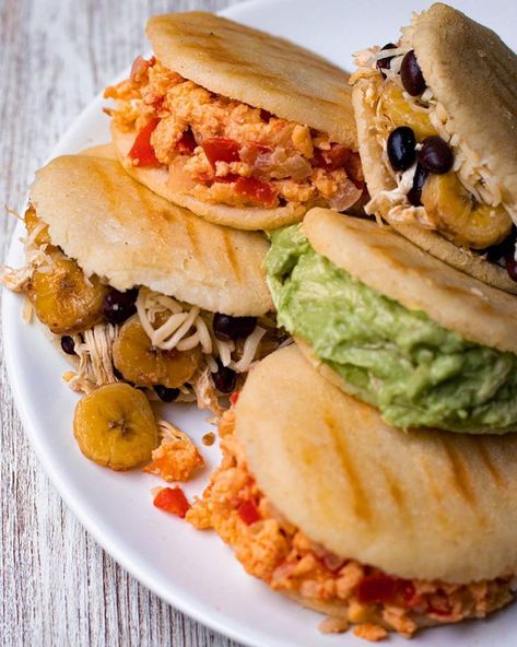 Arepas Recipe, Venezuelan Food, Latin American Recipes, Corned Beef Recipes, Colombian Food, Tacos And Burritos, Weird Food, Latin Food, Frozen Meals