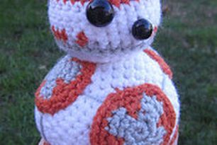 Free BB-8 crochet pattern Crochet Robot, Star Wars Amigurumi, Crochet Star Wars, Crocheted Star, Star Wars Crochet, Disney Crochet, Star Wars Bb8, Crochet Toys Free, Crochet Star