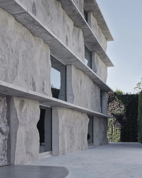 Studio Anne Holtrop designs a site-specific facade in Bahrain - Domus Anne Holtrop, Large Shutters, Corner Building, Green Corner, Vertical Garden Design, Concrete Facade, Plans Architecture, Stone Facade, Concrete Building