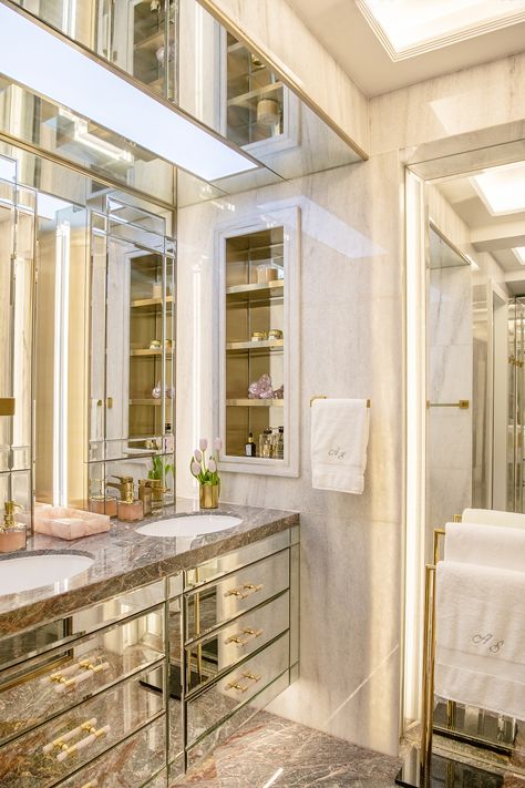 Luxury bathroom design ideas, small bathroom storage ideas, marble pattern, marble bathroom vanity, metallic finishes, bathroom mirror design, gold bathroom décor, drawer mirrored cabinets. Bathroom Ideas Small Gold, Luxury Gold Bathroom, Marble Cabinet Bathroom, Small Marble Bathroom Ideas, Vanity Ideas Bedroom Modern Luxury, Beige Marble Bathroom, Luxury Small Bathroom, Design Intervention, Mirrored Cabinets