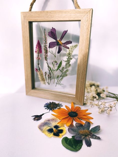 Pressed flower photo frame with wild flowers garden flowers Flower Picture Frames, Rose Frame, Wooden Photo Frames, Mum Birthday Gift, Diy Picture Frames, Pressed Flower Art, Picture Frame Display, Arte Animal, Frame Display