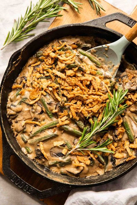 Green bean casserole in a black skillet. Gourmet Green Bean Casserole, Thanksgiving Green Bean Casserole, Vegan Thanksgiving Side Dishes, Creamy Green Beans, Homemade Green Bean Casserole, Vegan Green Bean Casserole, Healthy Casserole Recipes, Sauteed Green Beans, Cooking Green Beans