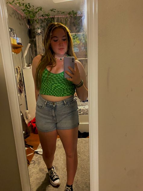 Low Rise Shorts Outfits, Garage Shoes, Green Outfit Ideas, Shoes Converse, Shorts Outfits, Low Rise Shorts, Green Outfit, Cute Shorts, Low Rise