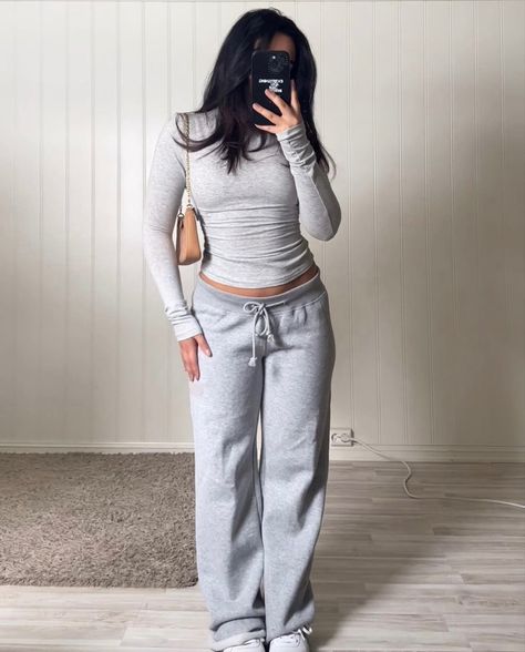 Cool Sweatpants, Sweatpants Outfit Ideas, Sweatpants Outfits, Cozy Sweatpants, Baggy Sweatpants, Skandinavian Fashion, Sweatpants Outfit, Outfit Inspo Casual, Cute Lazy Outfits