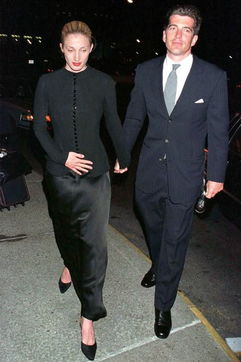 Formal Outfits For Women, Carolyn Bessette, John Junior, Black And White Outfit, Jfk Jr, Stylish Couple, John John, Moda Vintage, Trend Fashion