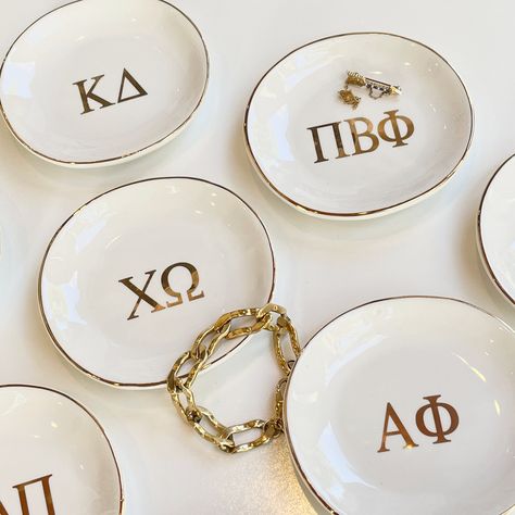 Bid Day Bags Gifts, Sorority Alumni Gifts, Senior Sorority Gifts, Bid Day Gifts Sorority, Simple Big Little Reveal, Gifts For Little Sorority, Initiation Basket Sorority, Bid Day Baskets, Sorority Little Baskets