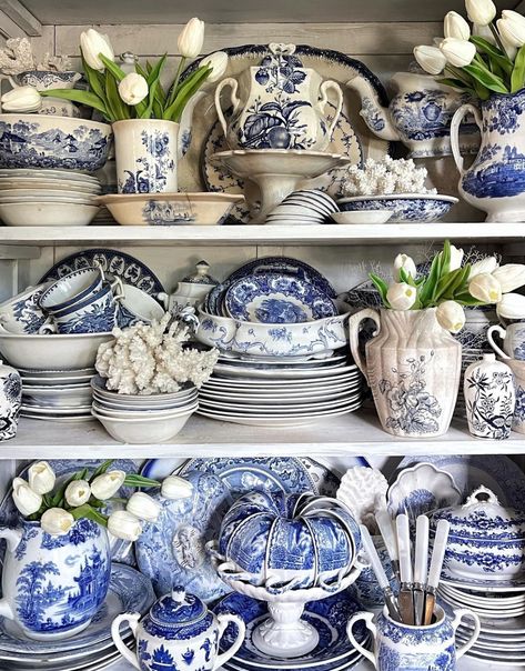 Blue White Dishes Display, Blue Transferware Display, Blue Willow China Display, China Display Ideas, Blue And White China Decor, Fine China Display, Displaying China, Displaying Dishes, Blue Willow Kitchen