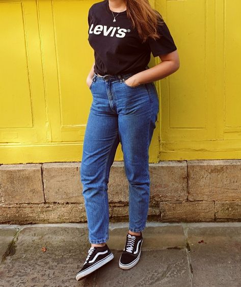 Mom jeans, levis, vans, London Mom Jeans Outfit Black Women, Mom Jeans Outfit Black, Jeans Outfit Black Women, Black Women Sneakers, Mom Jeans Levis, Layering Ideas, Outfit Black Women, Mom Jeans Outfit, Jeans Levis