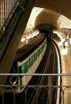 Le Metro Metro Paris, Paris Metro, Beautiful Paris, U Bahn, Living In Paris, Writing Stuff, Paris City, Most Beautiful Cities, Metro Station