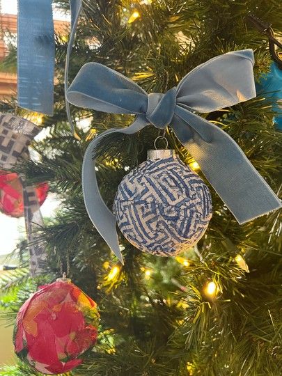 Mod Podge Fabric Ornaments, Diy Blue And White Christmas Ornaments, Diy Blue Christmas Ornaments, Napkin Decoupage Christmas Ornaments, Decopage Ideas Christmas Ornaments, Decopauge Ornaments, Decoupage Ornaments Xmas, Decoupage Ornaments Diy, Vintage Christmas Ornaments Diy