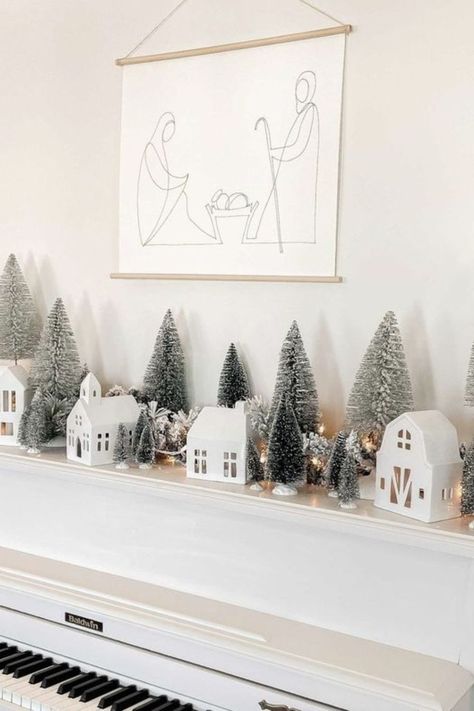 20 Unique 2023 Christmas Decor Trends You Need To Try This Year - Its Claudia G Christmas Decor On Piano, Diy Christmas Kitchen Decor Ideas, Back Deck Christmas Decorating Ideas, Christmas Sideboard, Joululahjat Diy, Houses Decor, Christmas Centrepieces, Christmas Decor Trends, Christmas Decorations Apartment