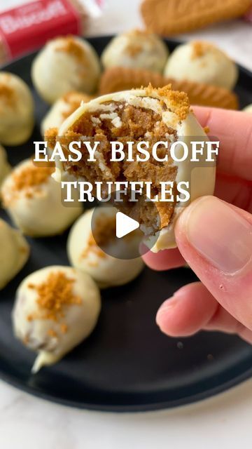 Katja Jurgenschellert on Instagram: "3-INGREDIENT BISCOFF TRUFFLES 🤤 Recipe @kayoukitchen below 👇 

If you love Biscoff cookies, you have to try these no-bake, 3 ingredient Biscoff truffles! They’re giving simple and delicious a whole new meaning 😋

SAVE & SHARE this video to make it later 🫶

Here’s what you’ll need:
👉 248g Lotus Biscoff cookies (or other speculoos cookies)
👉 150g full fat cream cheese
👉 200g white chocolate 

1. Crush the cookies in a blender to powder. Set 1 tbsp of cookie crumbs aside for decorating. 
2. Combine with cream cheese (tip; blend it together in your food processor; fewer dishes and less work 😎)
👉 scoop 1 tbsp and roll into balls. Set in the fridge for ~30 minutes.
👉  dip or drizzle over white chocolate. Top with cookie crumbs.

FOLLOW @kayoukitchen Handmade Chocolate Truffles, Speculoos Truffles, Choc Truffles, Biscoff Truffles, Cookie Balls Recipe, Speculoos Cookies, Simple Delicious Recipes, Caramel Truffle, White Chocolate Truffles