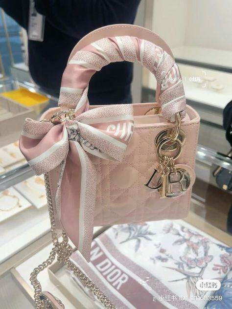 Pink Dior Bag, Miss Dior Bag, Pink Dior, Lover Fashion, High Fashion Couture, Expensive Bag, Trendy Purses, My Style Bags, Dior Collection