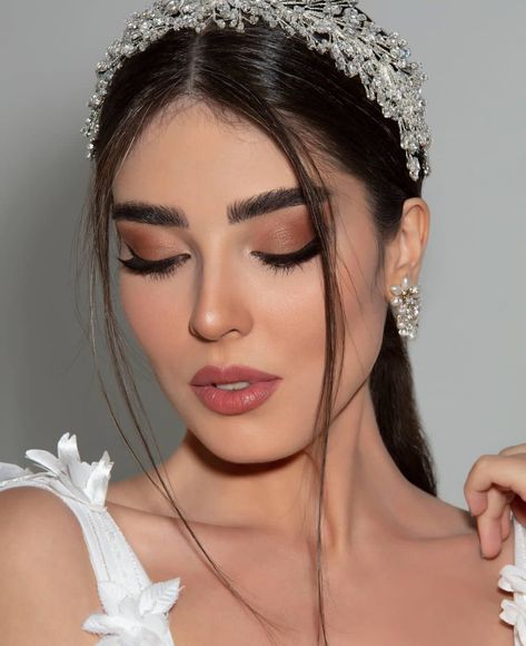 Glam Bride Makeup Pale Skin, Make Up Look For Bride, How To Glam Up A Simple Dress, Eye Makeup With White Dress, Engagement Makeup Ideas Natural, Engagement Makeup Ideas, Makeup Look For Engagement, Makeup Looks For Engagement, Makeup For Engagement