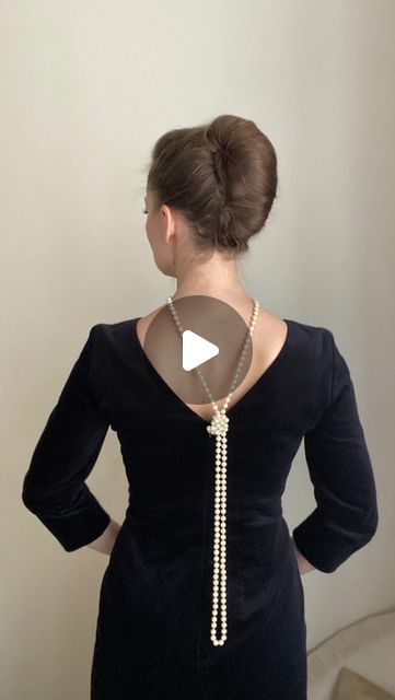 Pearl Outfit Classy, Dress With Pearl Necklace, How To Style Pearls, Pearl Jewellry, Outfit With Pearls, Pearl Necklace Outfit, How To Wear Pearls, Double Strand Pearl Necklace, Pearl Neck