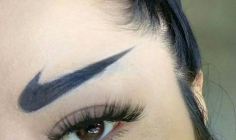 Pictures Of Nike Swoosh Eyebrows On Instagram Prove This Trend Is No Game Nike Eyebrows, Crazy Eyebrows, Instagram Eyebrows, Bad Eyebrows, Eyebrow Trends, Bentuk Alis, Huda Kattan, Bad Makeup, Instagram Trends