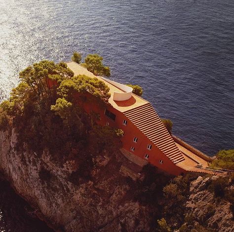 Arch Exterior, Casa Malaparte, Resort 23, Italy House, Tsukiji, Architecture Exterior, Architectural Inspiration, Beautiful Architecture, Car Parking