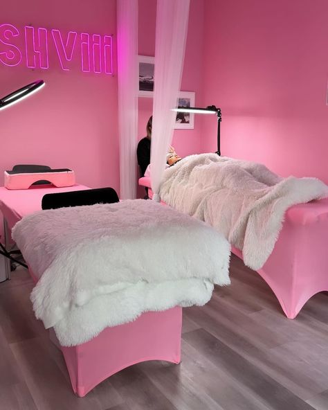 Salon days !✨🐰💘 Our location : Kr. Valdemara 83 💎 #lashes #lashextensions #beauty #makeup #volumelashes #eyelashextensions #eyelashes #lashartist #lash #lashesonfleek #minklashes #lashtech #classiclashes #makeupartist #mua #lashlift #lashlove #hybridlashes #brows #lashesfordays #explorepage #lashboss #eyelash #lashgoals #beautiful #love #eyes #lashaddict #mmlashes #eyebrows Pink Lash Bed, Lash Extension Salon, Lash Room Ideas, Eyelash Extensions Salons, Small Lashes, Love Eyes, Esthetician Room Decor, Eyelash Salon, Aesthetic Business