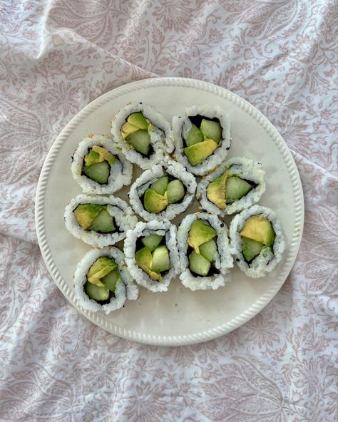 Veggie Roll Sushi, Avocado And Cucumber Sushi Rolls, Vegetarian Sushi Aesthetic, Vegan Sushi Aesthetic, Cucumber Sushi Rolls Vegan, Cucumber Rolls Sushi, Sushi Aesthetic Instagram, Avocado Rolls Sushi, Vegetable Snack Ideas