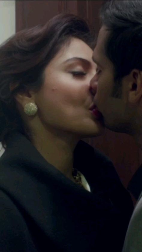 Kissing scene of bollywood indian actress Anushka Sharma Priya Gamre Kiss, 😘 Kiss Video, 😘 Kiss Video Romantic, Indian Romantic Scene, Samantha Kiss, Indian Beautiful Celebrities, Bollywood Romantic Scenes, Bollywood Kiss, Indian Kiss