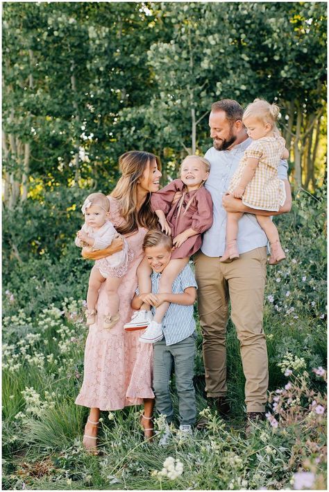 Spring Family Pictures Outfits, Spring Family Pictures, Family Photography Outfits, Family Portrait Outfits, Summer Family Pictures, Family Photo Colors, Summer Family Photos, Fall Family Photo Outfits, Family Photoshoot Outfits