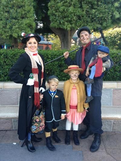 MARY POPPINS THEME Mary Poppins Disfraz, Disney Family Costumes, Family Costumes Diy, Family Themed Halloween Costumes, Mary Poppins Costume, Halloween Parejas, Themed Halloween Costumes, Addams Family Costumes, Homemade Halloween Costumes