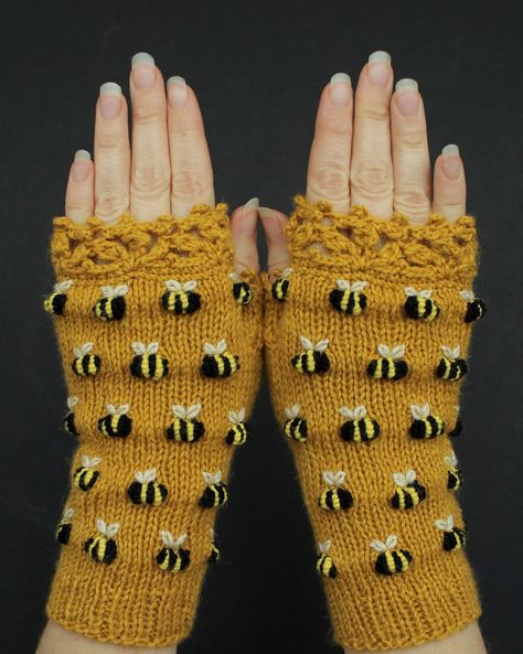 Bees Embroidery, Bee Accessories, Bee Clothing, Bee Fashion, Knitted Fingerless Gloves, Bee Crochet, Glove Pattern, Confection Au Crochet, Woman Hand