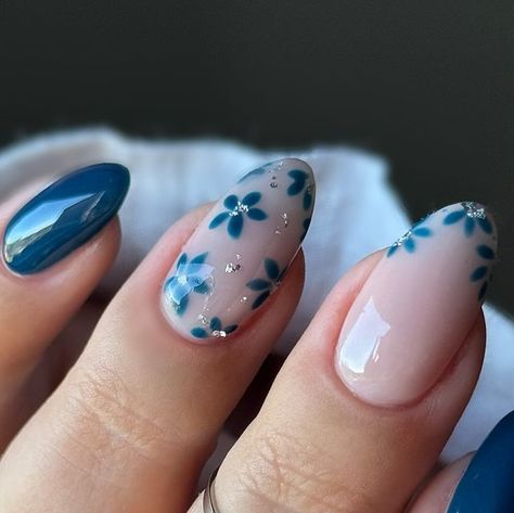 BY JESS NAIL ARTIST on Instagram: "Blue simple florals 💙  @nailorder  Dura Gel   @magpie_beauty  Tinker Taylor   @nails_luxeofficial  Brushes   #nailinspo #nailideas #nails #gelnails #nailtech #nailartist #nailart #gelnailart #scratchmagazine #naildesigns #handpaintednails #nailitmag #nailpro #manicure #buildergel #hardgel #bluenails #floralnails #flowernails #autumnnails #autumnalnails" Nail Design Flower Simple, Winter Flower Nails, Summer Holiday Nails 2024, Navy Wedding Nails, Atla Nails, Winter Nails Blue And White, Forget Me Not Nails, Gel Nails Flowers, Blue Flower Nail Designs