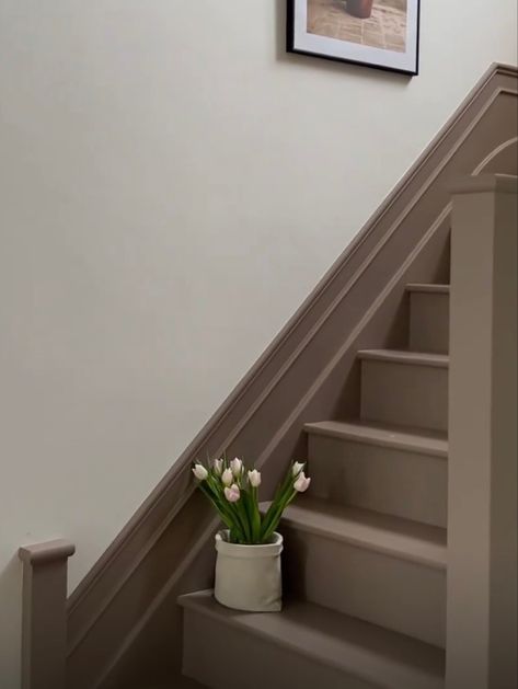 Stairs Design Painting, Taupe Painted Stairs, Beige Painted Stairs, Taupe Staircase, Taupe Hallway, Beige Stairs, Brown Stairs, Beige Hallway, Stair Paneling