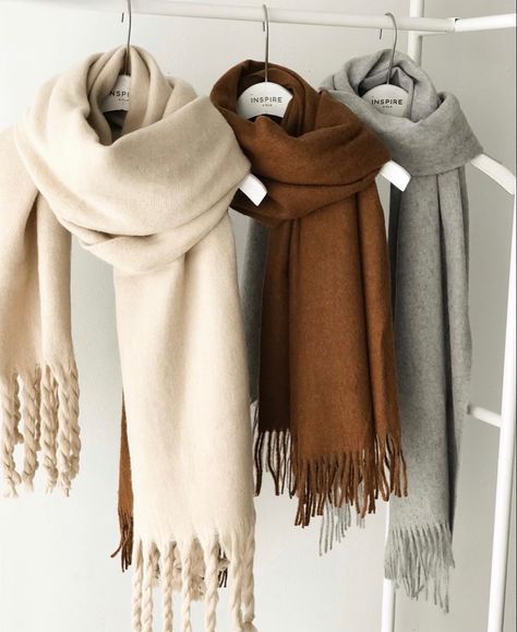 Cute Scarves Winter, Bufandas Aesthetic, Winter Scarf Aesthetic, Aesthetic Scarf, Scarf Aesthetic, Winter Scarf Fashion, Scarves Winter, Mode Turban, Winter Fashion Outfits Casual