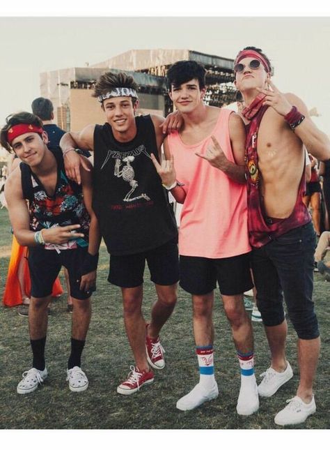 Lollapalooza Paris truly knows how to entertain #LollaParis #MusicFestivalLife #FestivalVibes Coachella Mens Fashion, Mode Coachella, Coachella Outfit Men, Mens Festival Fashion, Rave Outfits Men, Festival Outfits Men, Festival Mode, Taylor Caniff, Look Festival