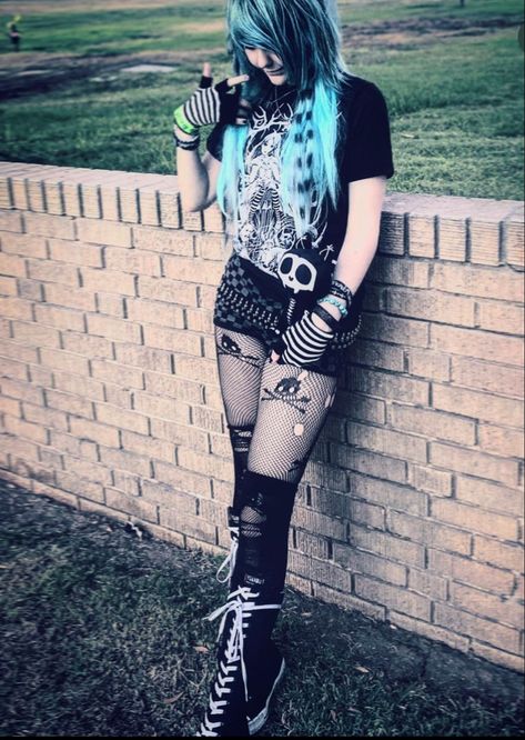 Scene Punk Outfits, Punk Emo Outfits, Emo Outfits Girl, Emo Girl Outfits, Black Tank Top Outfit, Sea Character, Scene Girl Outfits, Scene Fits, Striped Fingerless Gloves