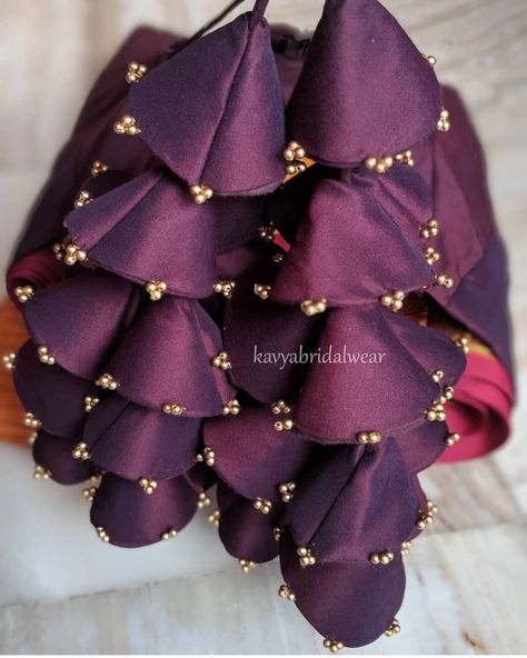 Cinderella Wedding Dress, Blouse Hangings, Tassels Fashion Clothing, Invest In Stocks, Designer Tassels, Saree Tassels Designs, Saree Kuchu Designs, Saree Tassels, Saree Blouse Neck Designs