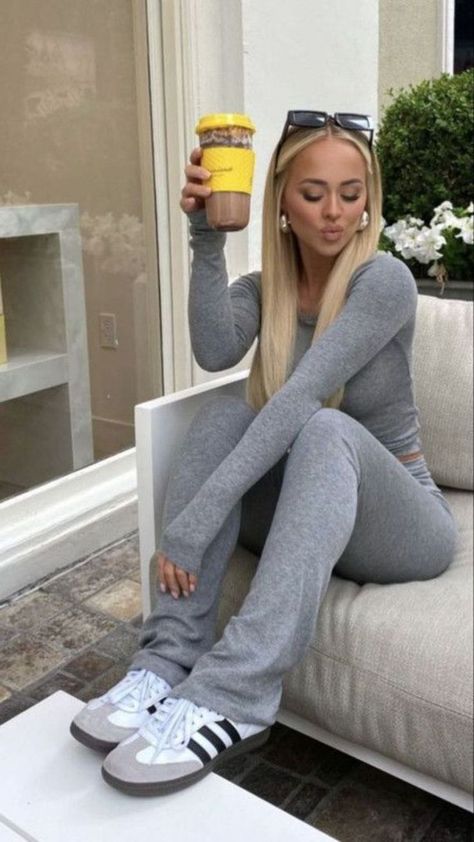 Flared Legging Outfit, Cozy Lounge Outfits, Flare Leggings Outfit, Adrette Outfits, Cute Sporty Outfits, Sporty Chic Style, Lounge Outfits, Cute Outfits With Leggings, Trendy Leggings