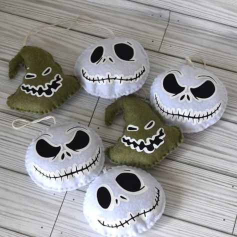 Homemade Halloween Ornaments, Disney Felt, Halloween Felt Ornaments, Grinch Felt Ornament, Halloween Felt Ornaments Patterns Free, Felt Jack Skellington, Felt Sewing Projects, Goth Felt Crafts, Felt Halloween Sewing Machines