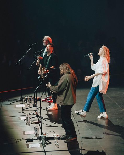 Outfits For Worship Leaders, Hillsong Outfits, Taya Smith Outfits, Female Worship Leader Outfits, Worship Leader Outfit Women, Worship Team Outfits, Worship Leader Outfit, Worship Outfits, Team Outfits