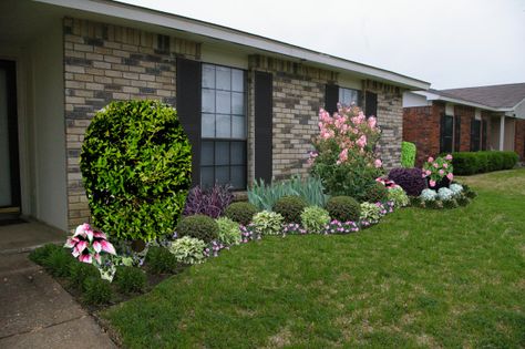 I am by no means a green thumb. However, when we moved into this house almost 2 years ago, we had 2 problems taken care of at once… overgrown shrubs and a foundation in need of repair. Shortl… Front Yards Curb Appeal, Small Front Yard, Front Yard Design, Easy Landscaping, Front Landscaping, Casa Exterior, Ranch Style Homes, Landscape Plans, Home Landscaping