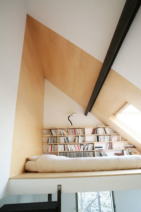 Une bibliothèque et un lit sous les combles : voilà un espace hyper optimisé ! Bookcase Inspiration, Home Library Design Ideas, Attic Library, Home Library Design, Attic Renovation, Bookshelf Design, Attic Bedroom, Attic Rooms, Home Libraries