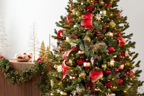 How to Decorate a Christmas Tree Like a Professional in 12 Steps Decorate A Christmas Tree, Realistic Artificial Christmas Trees, Fake Christmas Trees, Frosted Christmas Tree, Christmas Wreaths With Lights, Christmas Bouquet, Christmas Tree Decorating Themes, Christmas Planning, Christmas Tree Inspiration