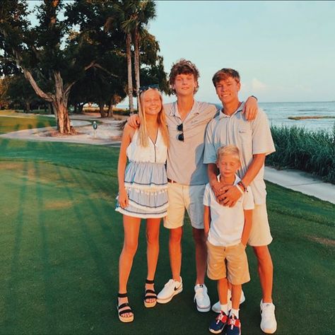 Preppy Family Photoshoot, Preppy Family Aesthetic, Preppy Twins, Preppy Siblings, Preppy Brother And Sister, Preppy Parents, Preppy Family Photos, Preppy Brother, Dream Life Aesthetic Family Beach