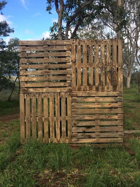 Back Deck Decorating Ideas, Pallet Backdrop, Fall Deck, Pallet Wedding, Graduation Party Diy, Country Party, Graduation Party Planning, Barn Parties, Back Deck Decorating