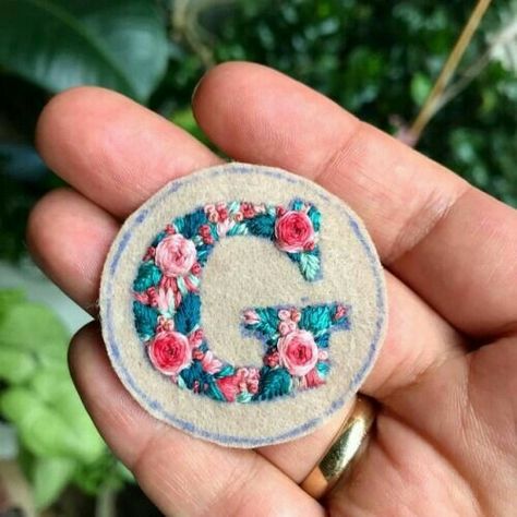 Patch Stitch, Hand Embroidery Letters, Ribbon Embroidery Tutorial, Diy Embroidery Designs, Embroidery Alphabet, Patch Embroidery, Floral Embroidery Patterns, Hand Embroidery Videos, Embroidery Letters